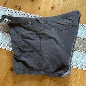 Columbia Women’s shorts size XL brown 5.5” inseam like new condition